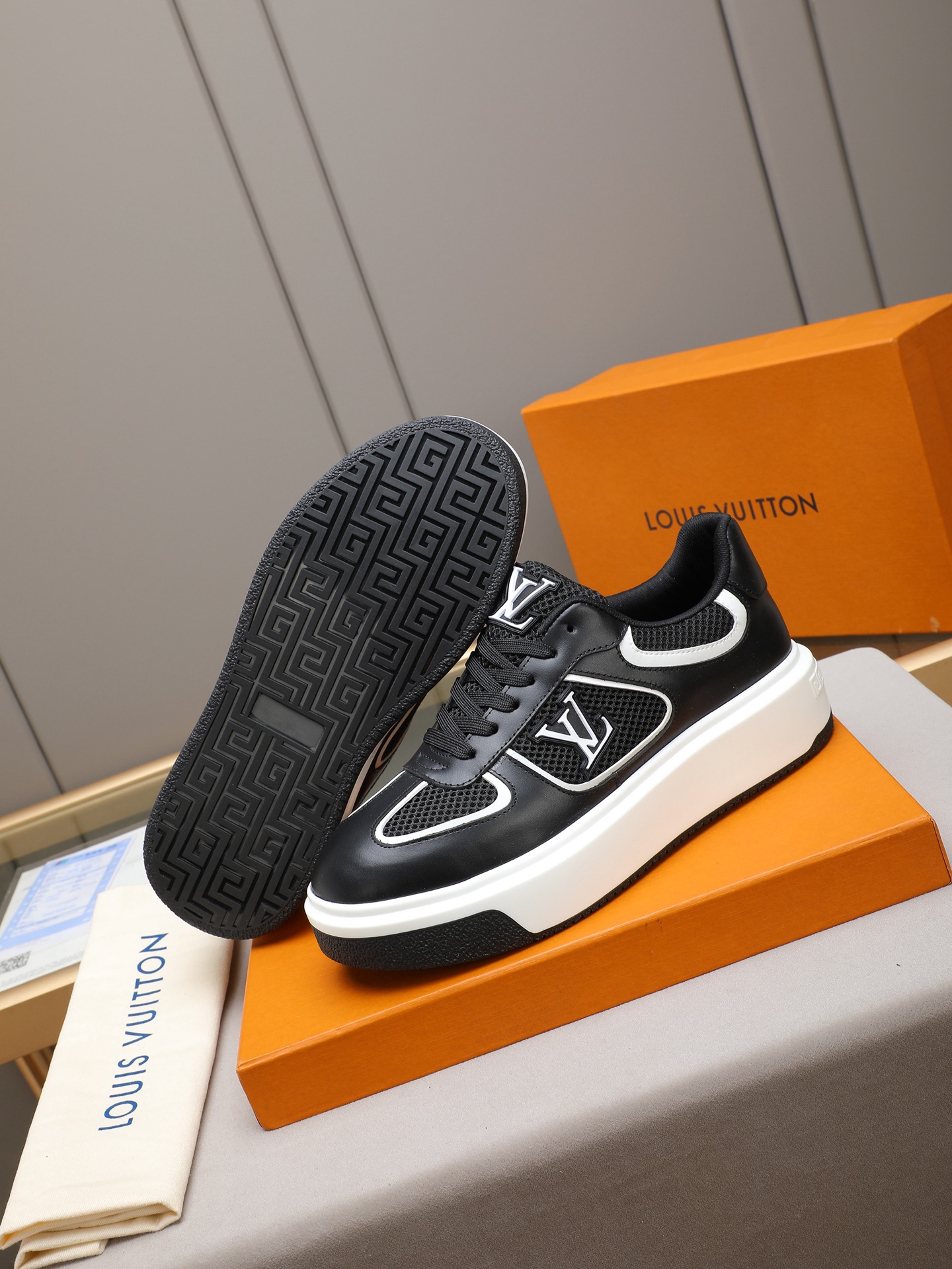 New men's LV style shoes, fashionable and trendy.