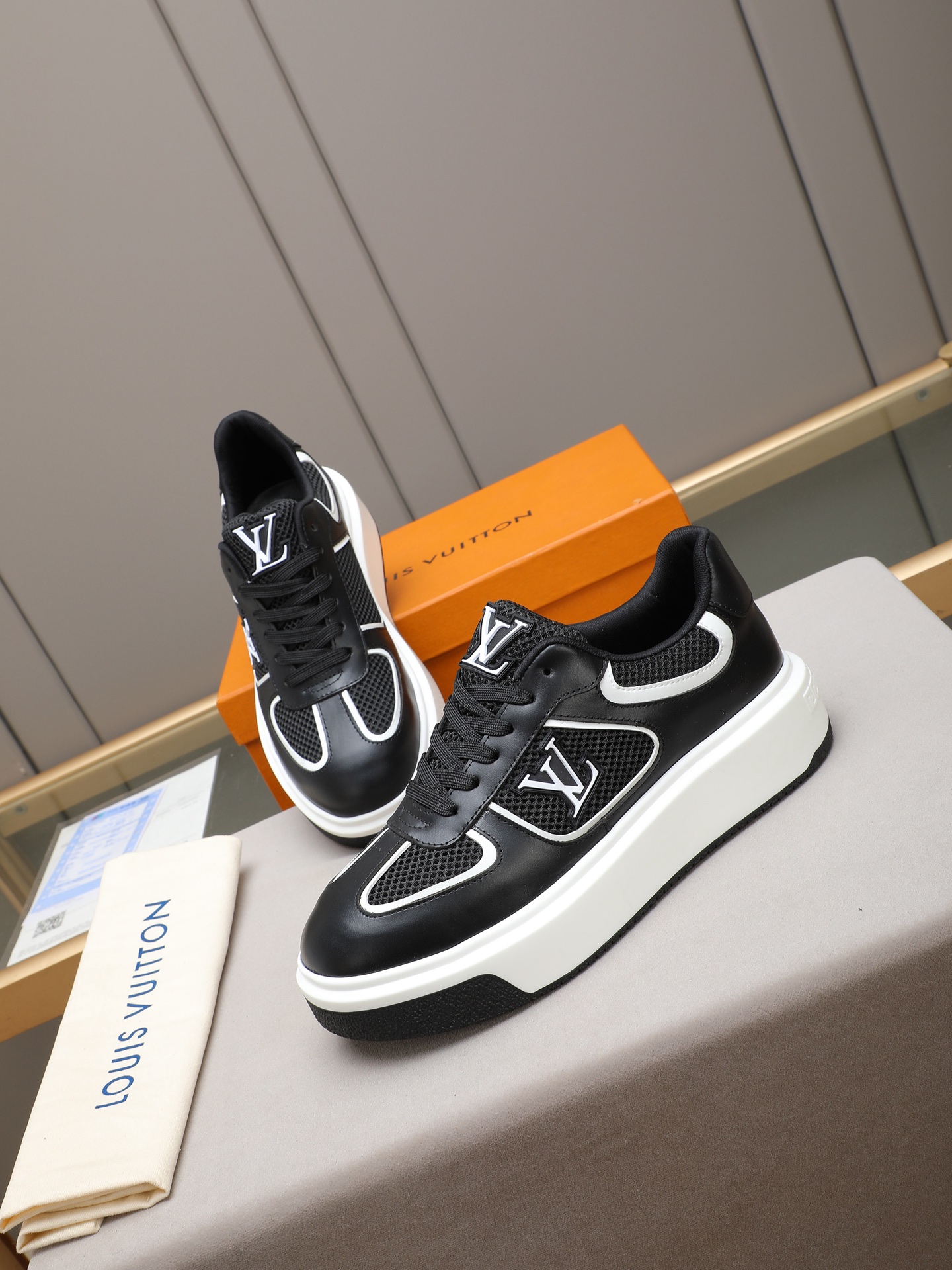 New men's LV style shoes, fashionable and trendy.