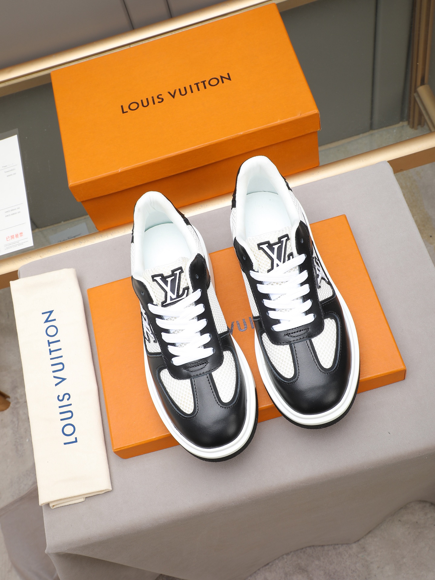 New men's LV style shoes, fashionable and trendy.