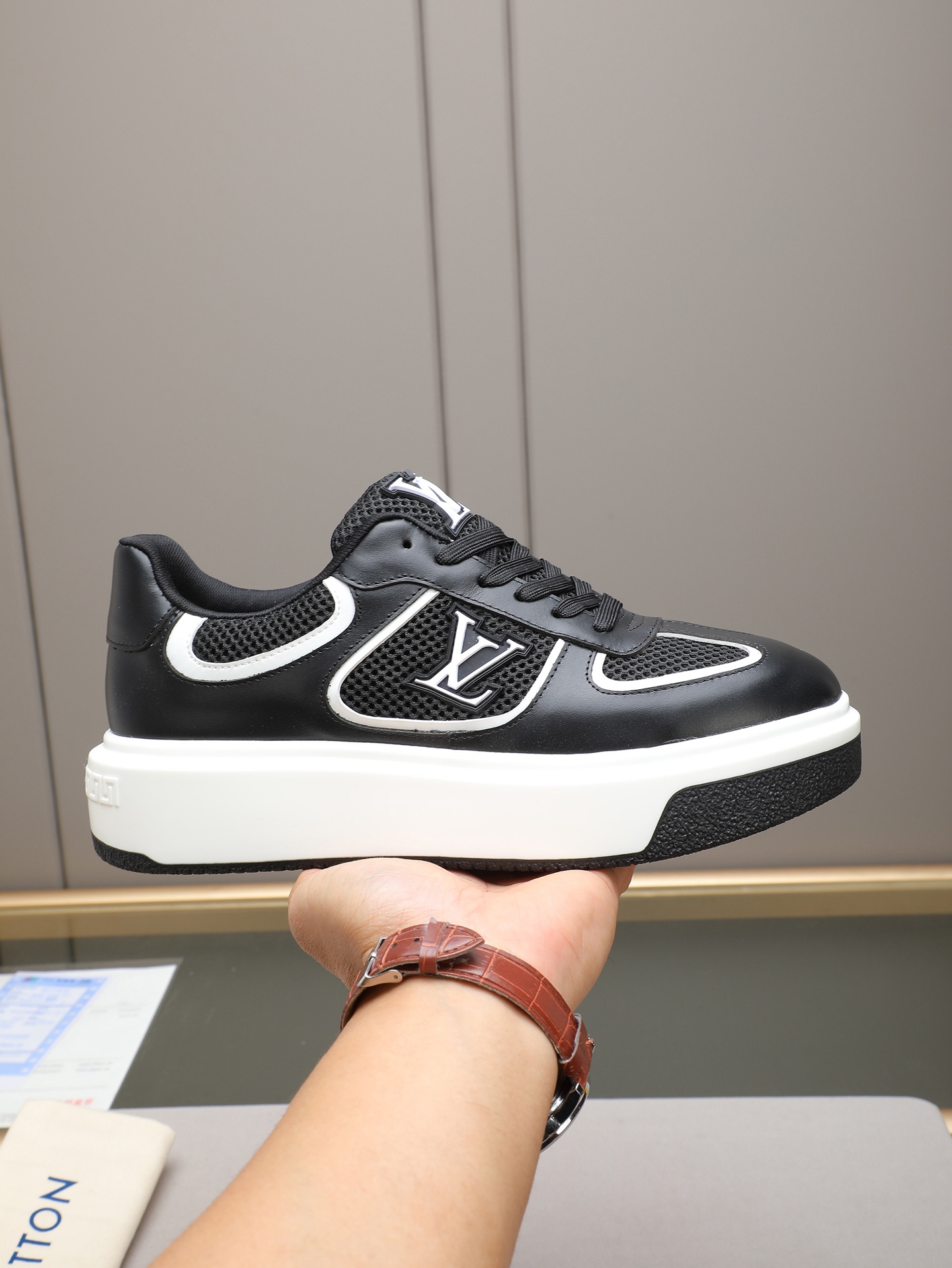 New men's LV style shoes, fashionable and trendy.