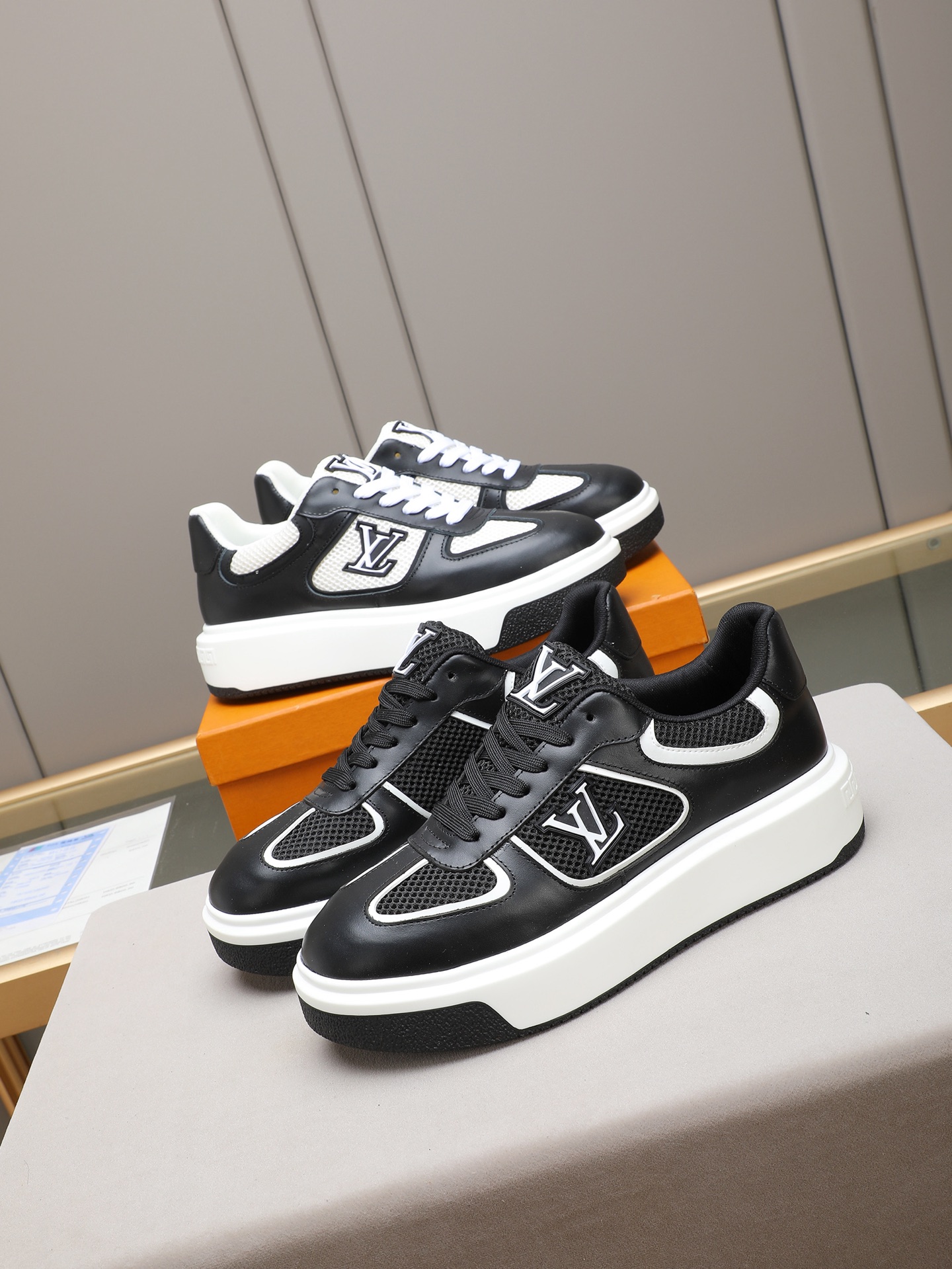 New men's LV style shoes, fashionable and trendy.