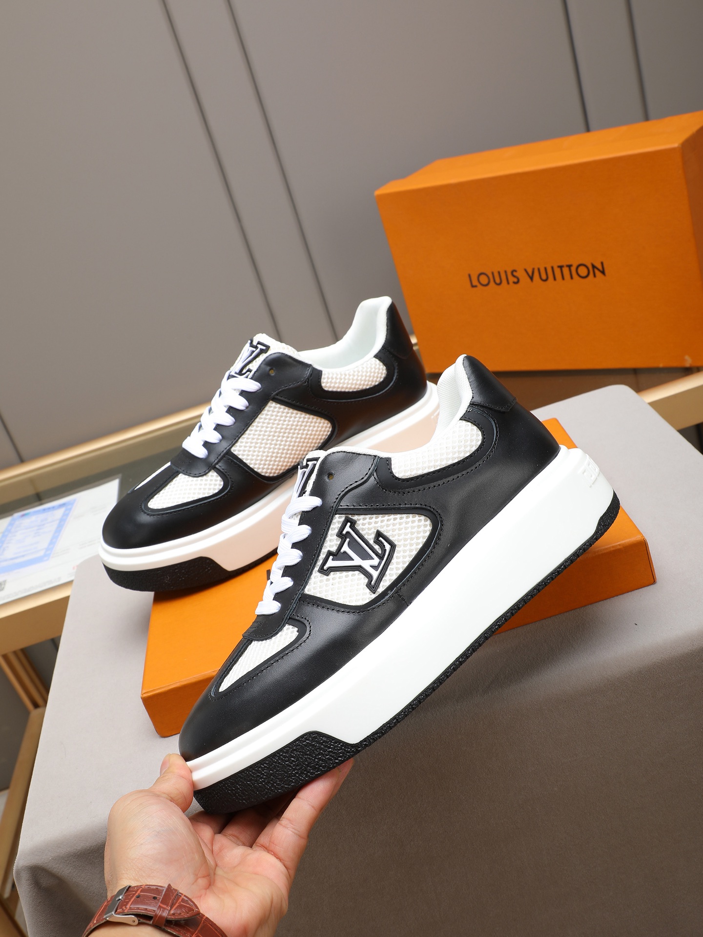 New men's LV style shoes, fashionable and trendy.