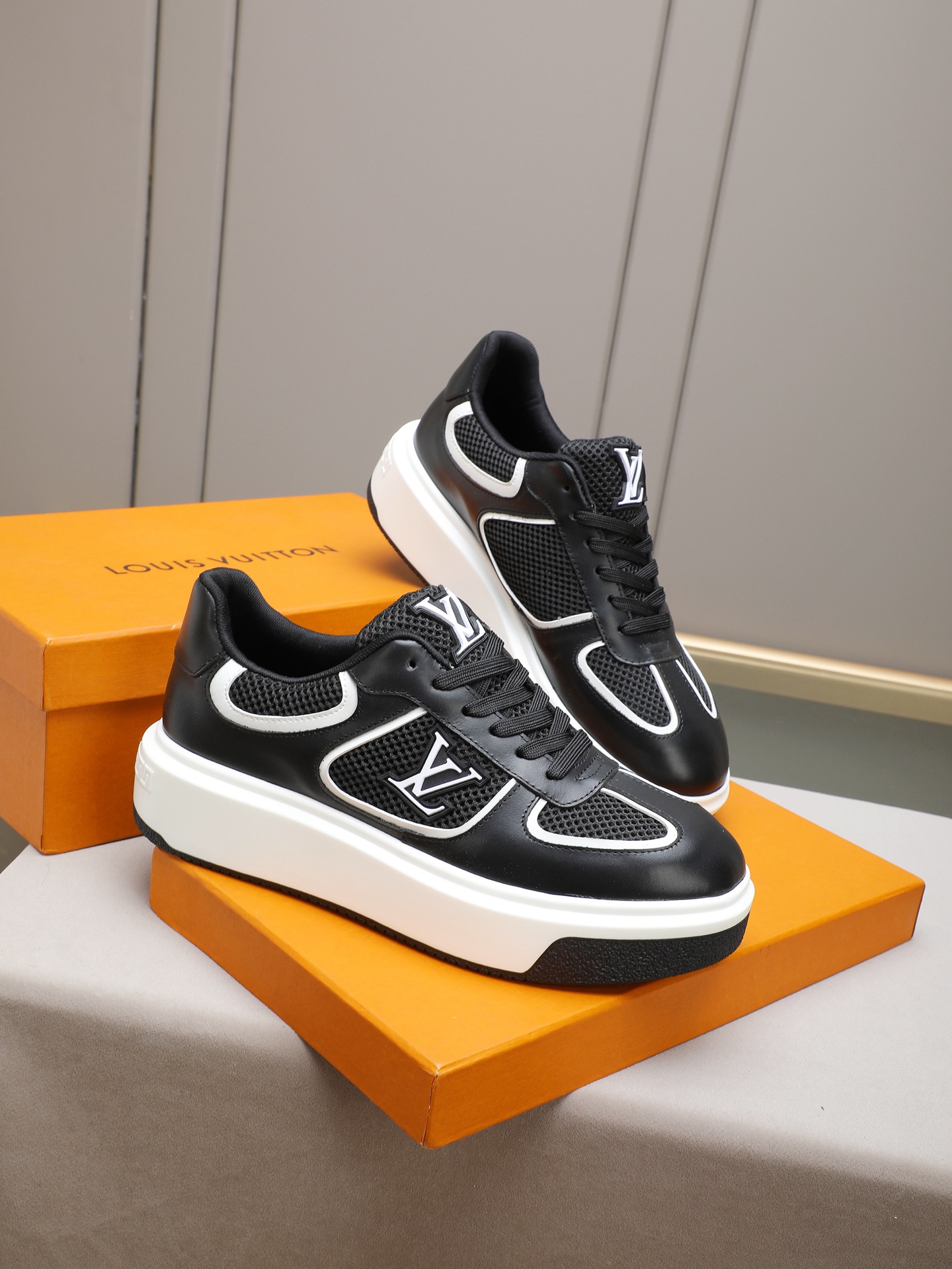 New men's LV style shoes, fashionable and trendy.