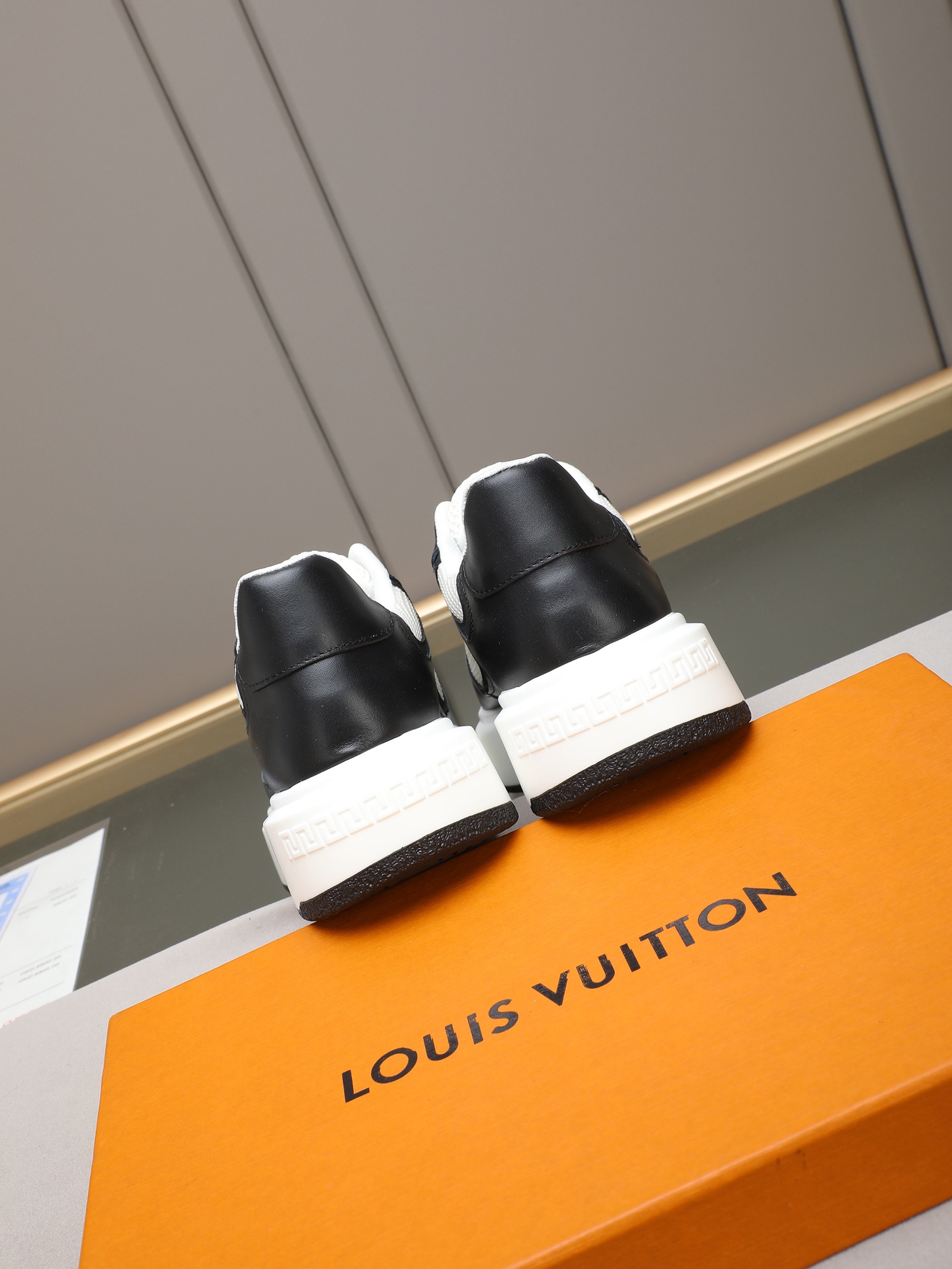 New men's LV style shoes, fashionable and trendy.
