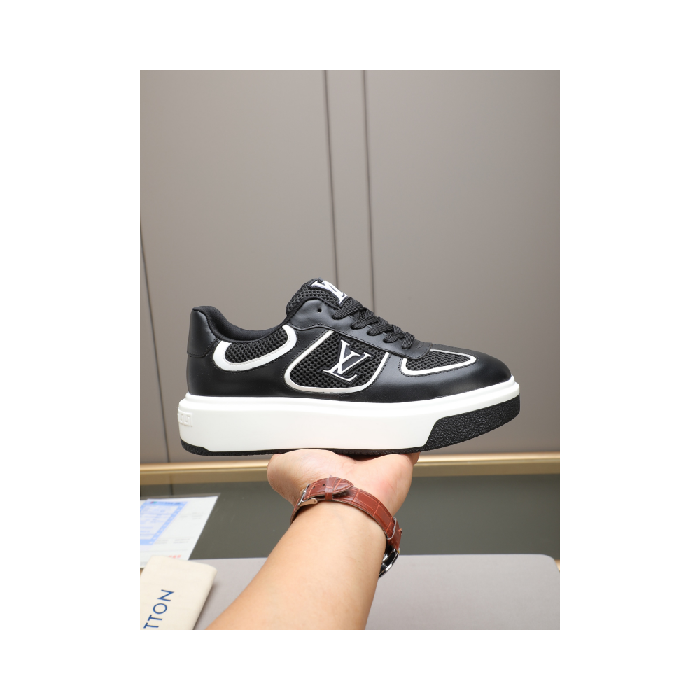 New men's LV style shoes, fashionable and trendy.