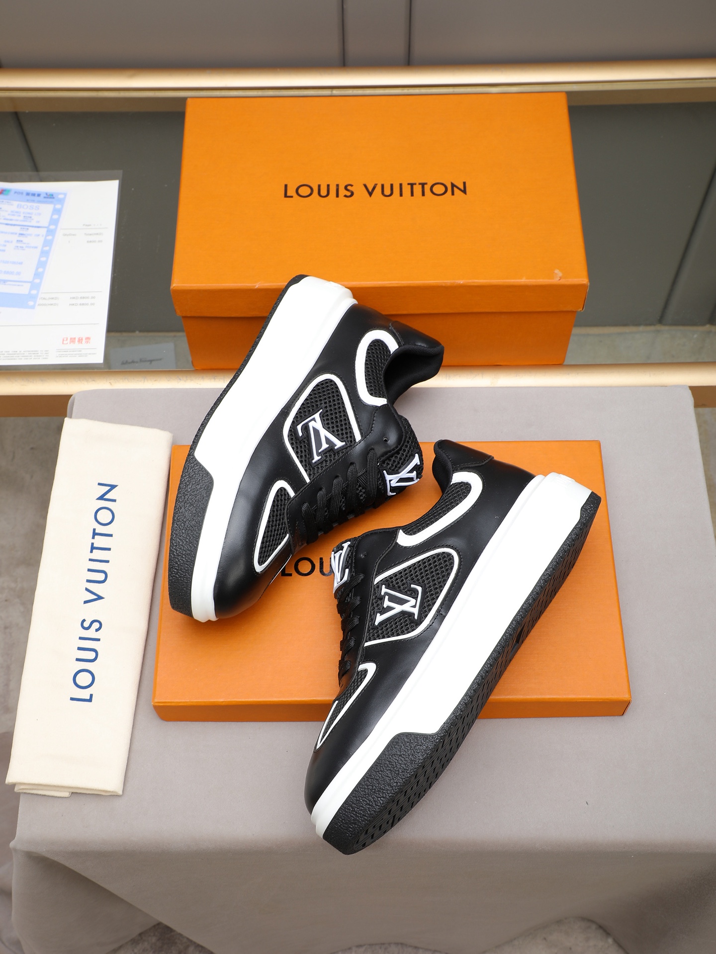 New men's LV style shoes, fashionable and trendy.