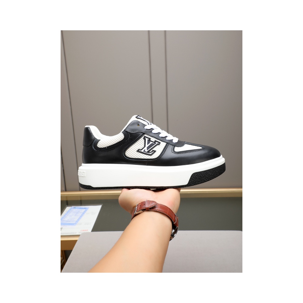 New men's LV style shoes, fashionable and trendy.