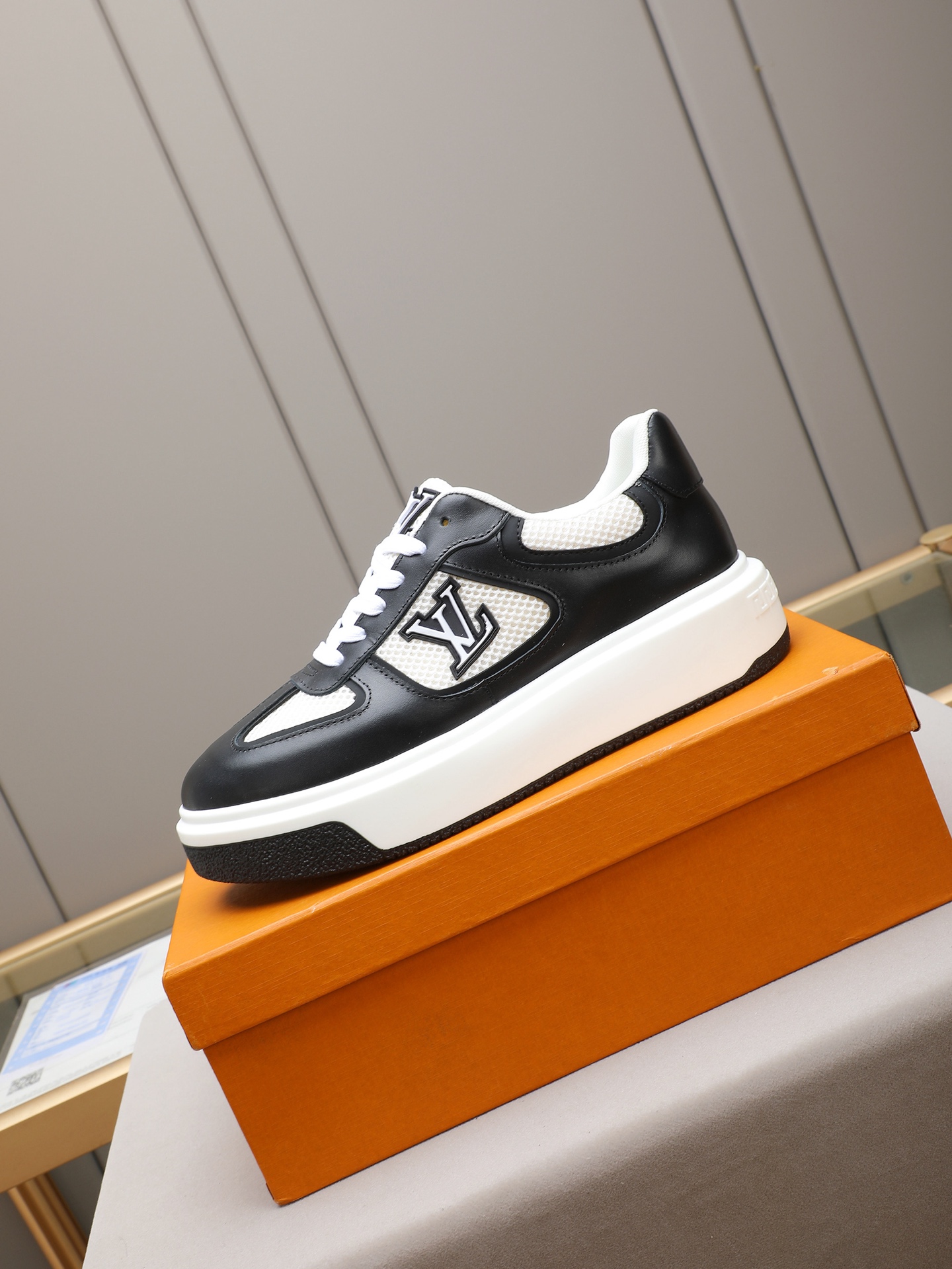 New men's LV style shoes, fashionable and trendy.