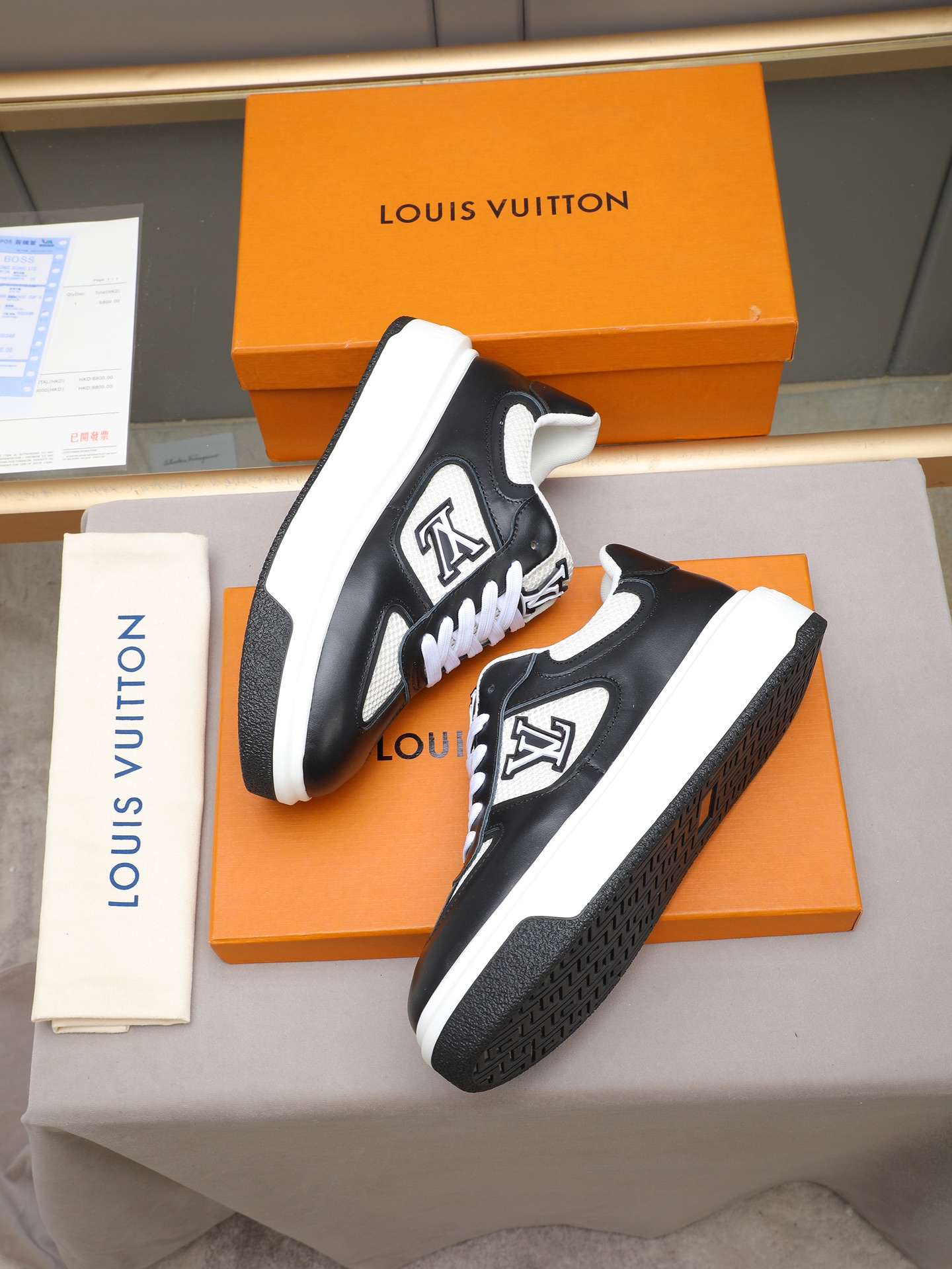 New men's LV style shoes, fashionable and trendy.