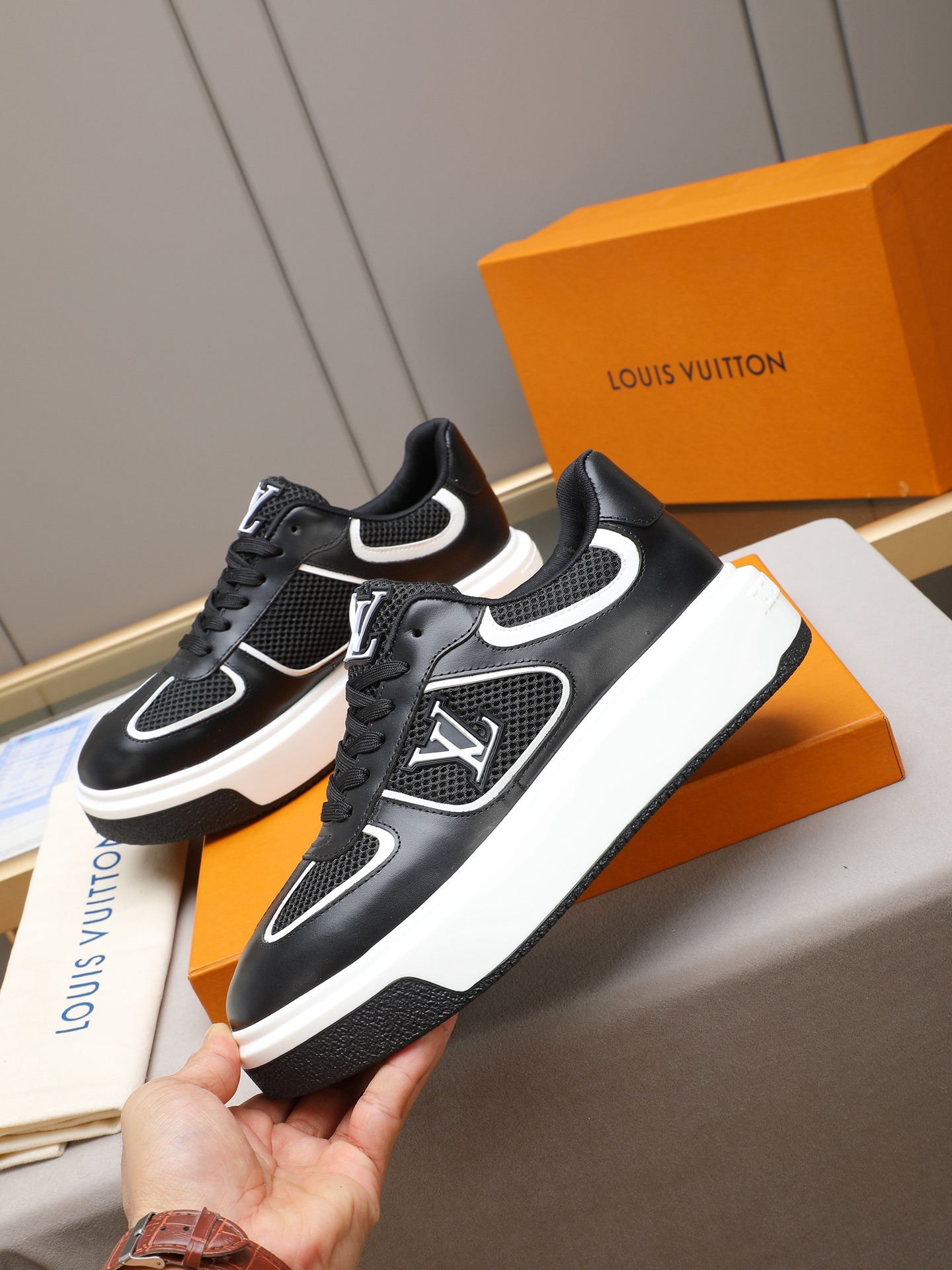 New men's LV style shoes, fashionable and trendy.