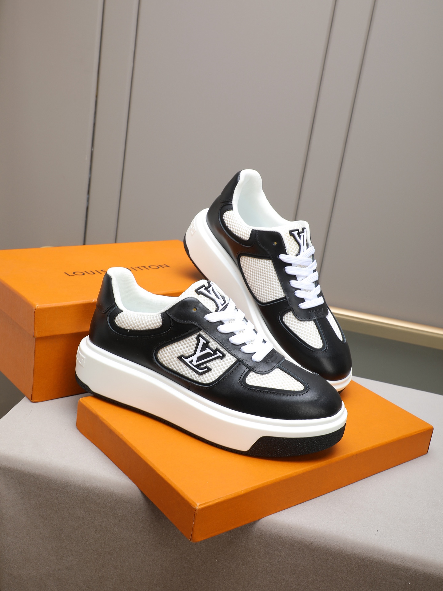 New men's LV style shoes, fashionable and trendy.