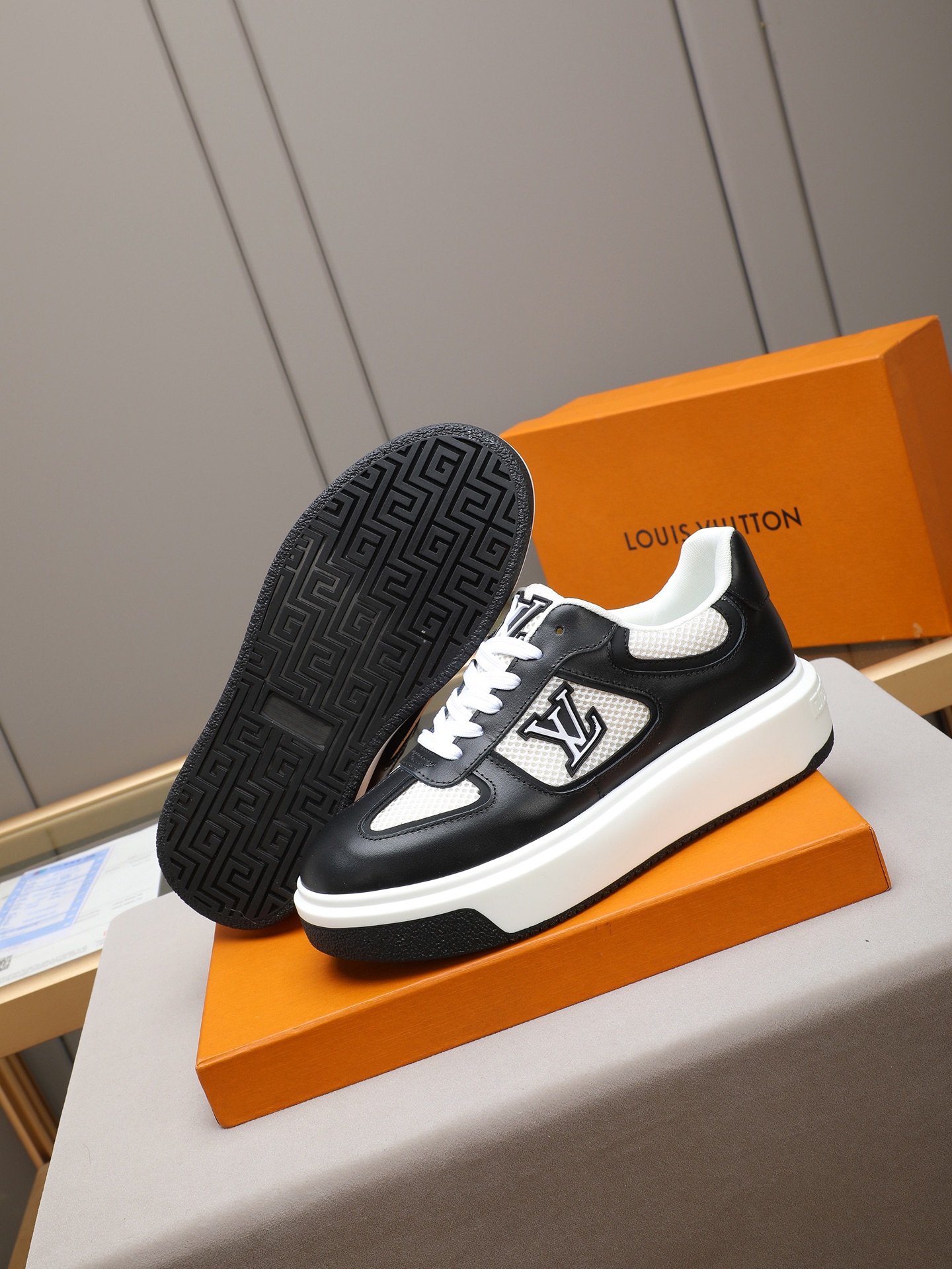 New men's LV style shoes, fashionable and trendy.