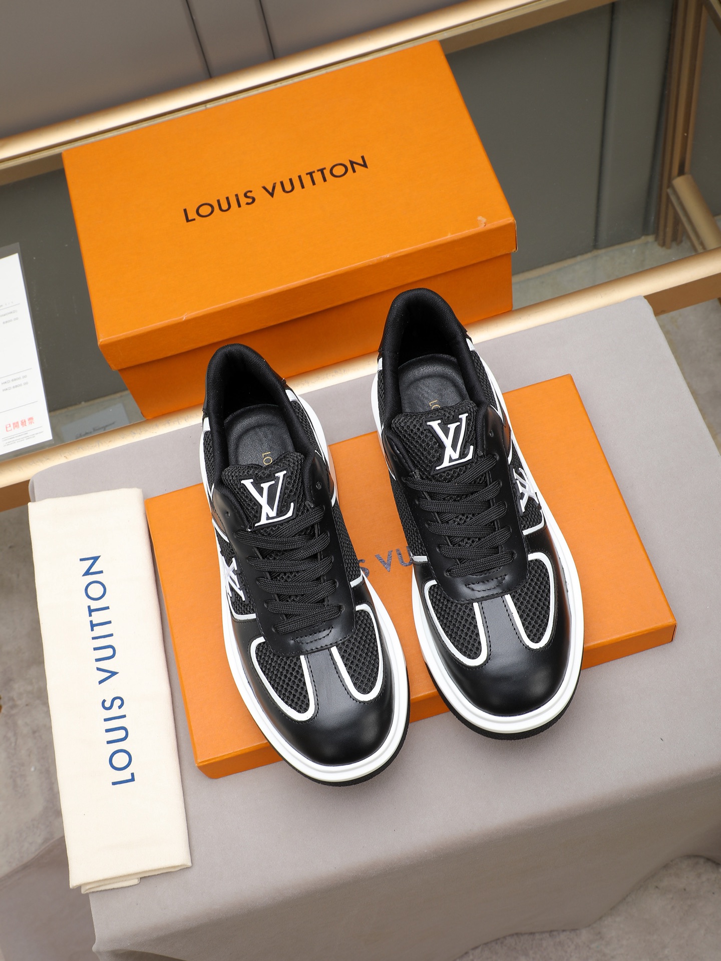 New men's LV style shoes, fashionable and trendy.
