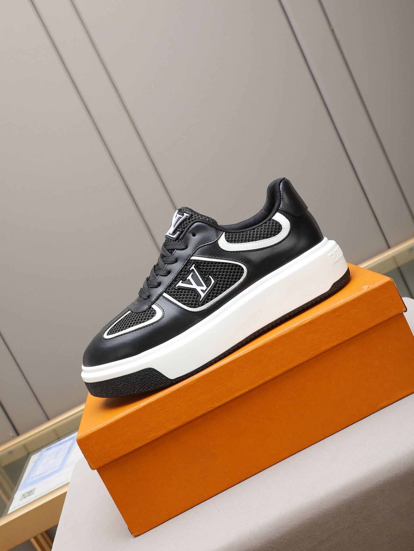New men's LV style shoes, fashionable and trendy.