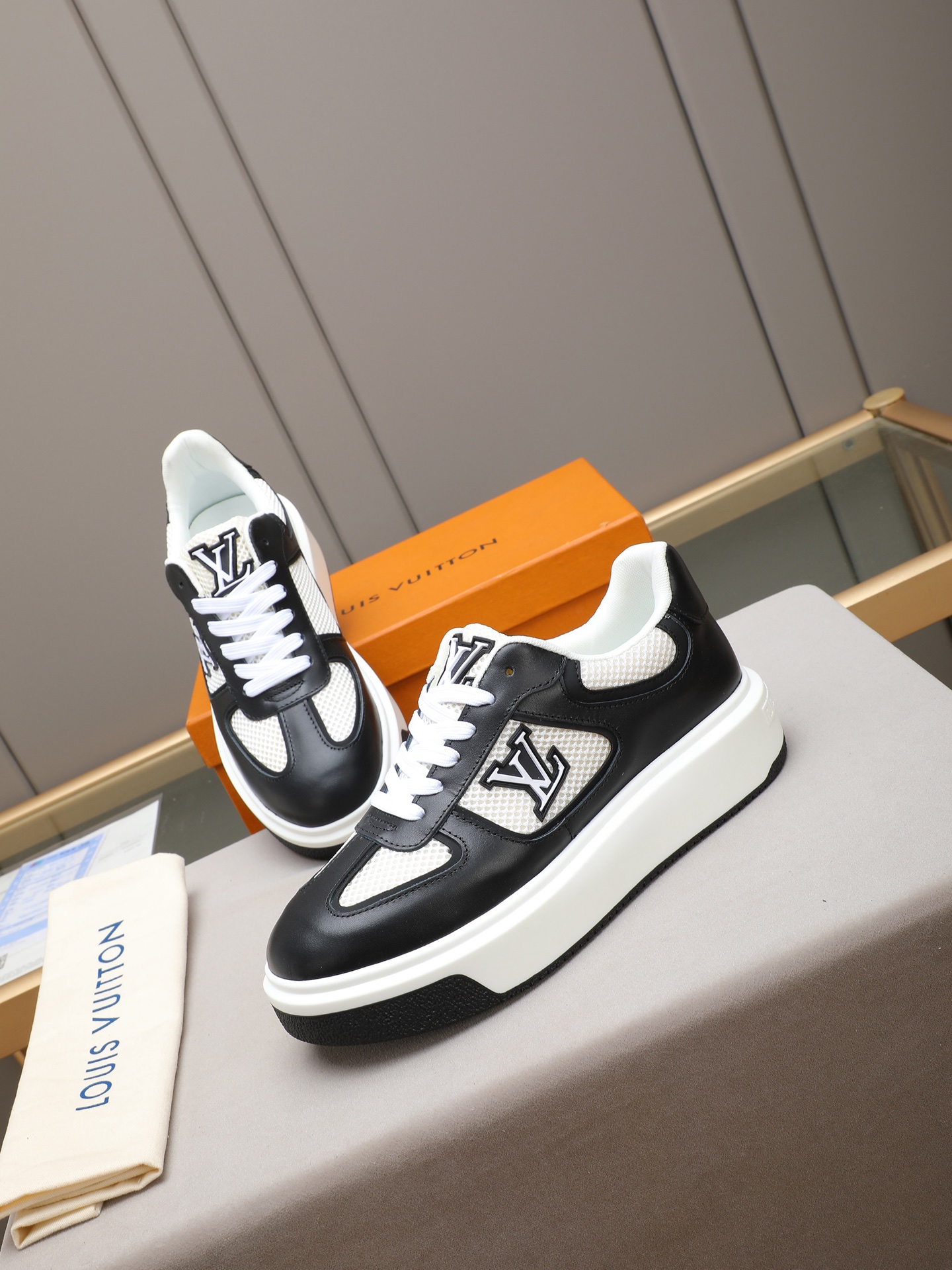 New men's LV style shoes, fashionable and trendy.