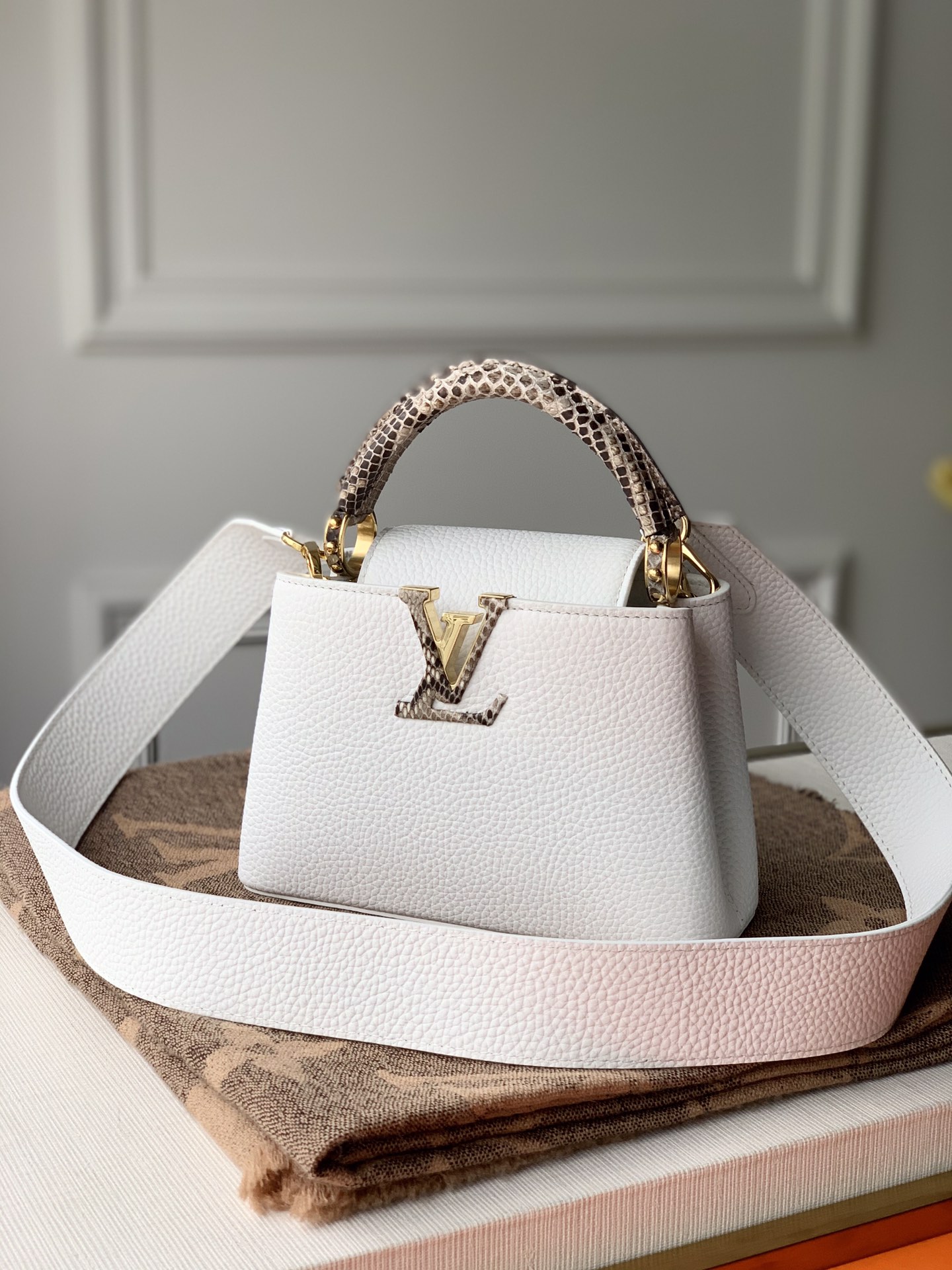 Louis Vuitton Capucines BB N98477(21×14×8CM)