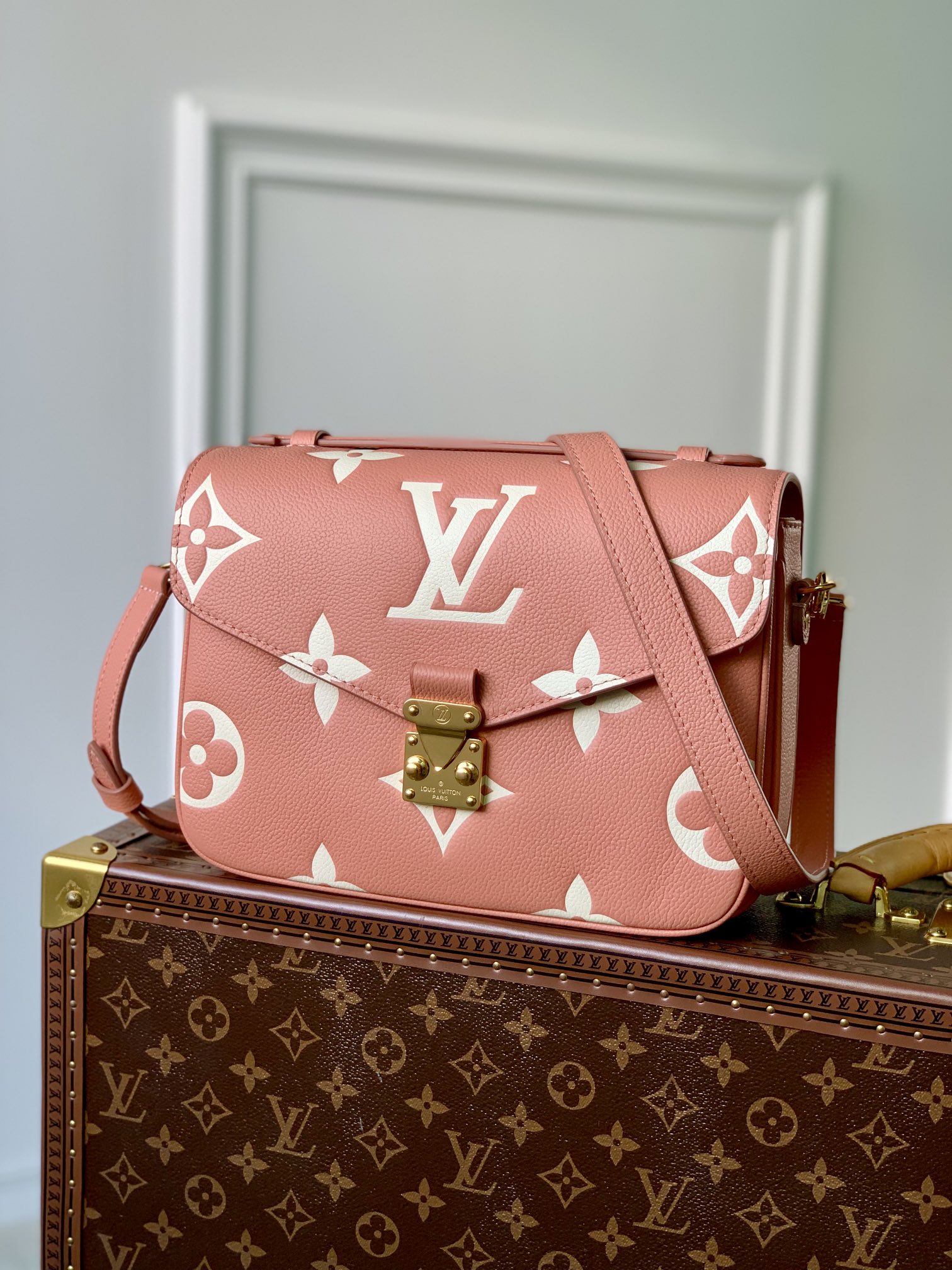 Louis Vuitton Pochette Metis(25 x 19x 7CM)
