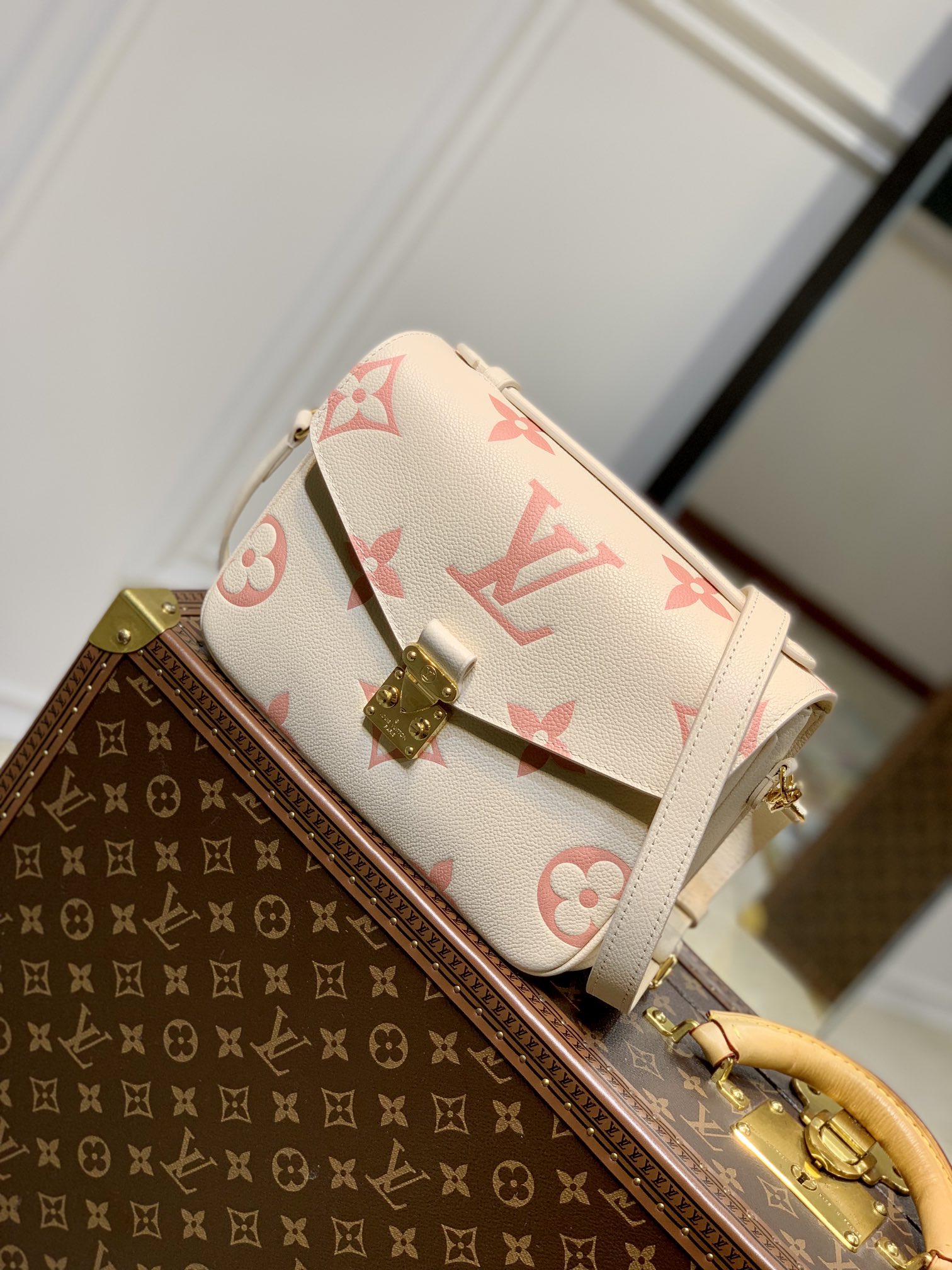 Louis Vuitton Pochette Metis(25 x 19x 7CM)