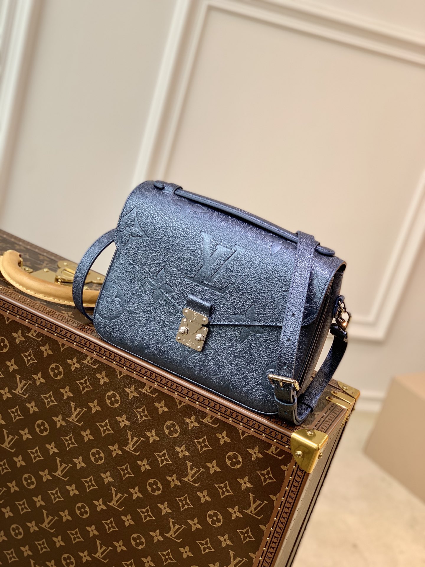 Louis Vuitton Pochette Metis (25 x 19x 7CM)