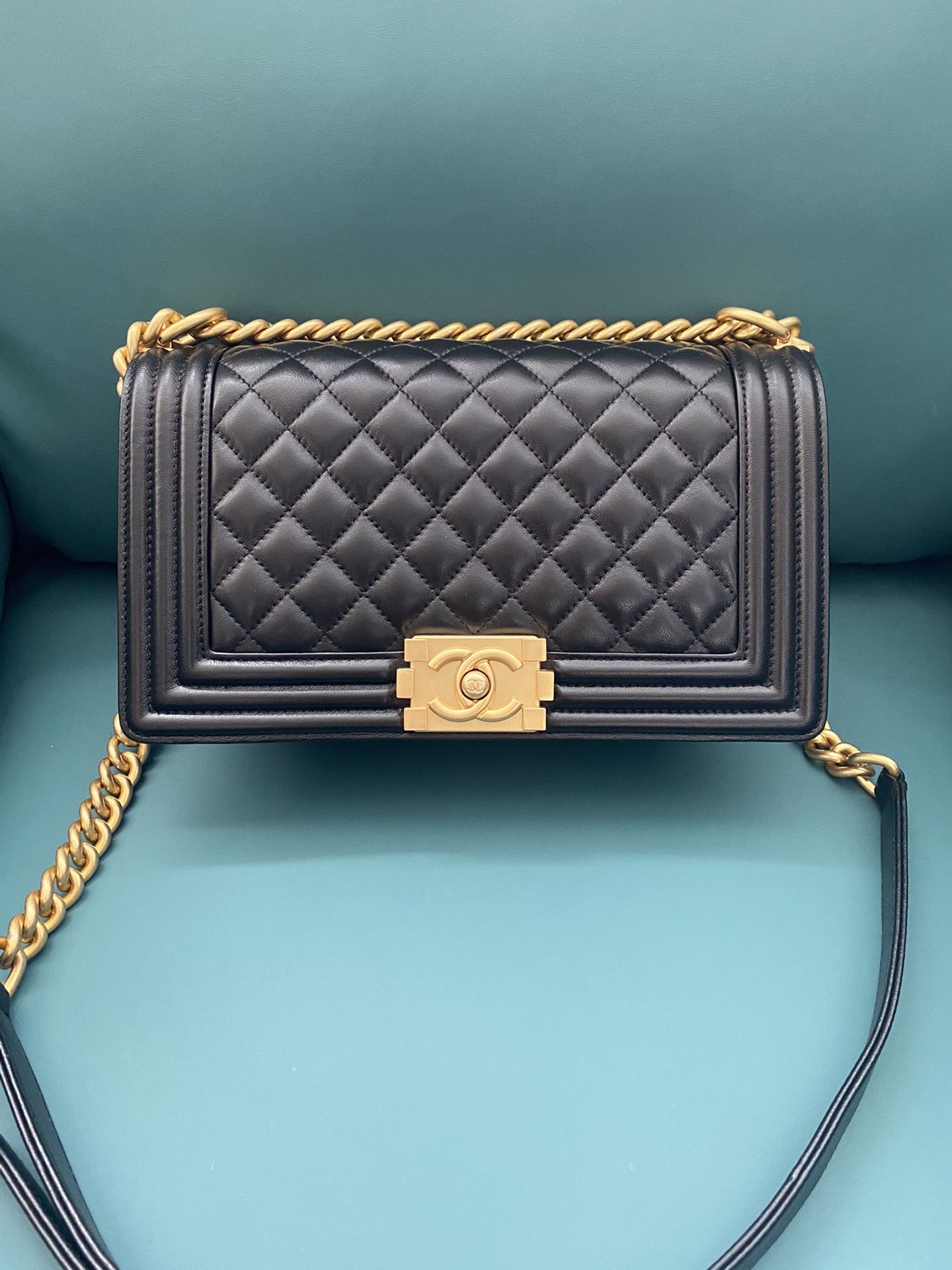 Ch*nel Boy Bag Lambskin Leather With Gold Hardware(15×25×9CM)