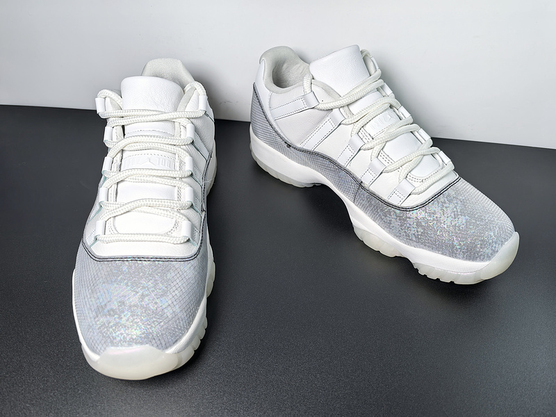 Air Jordan 11 Low 2025 HQ7000-001