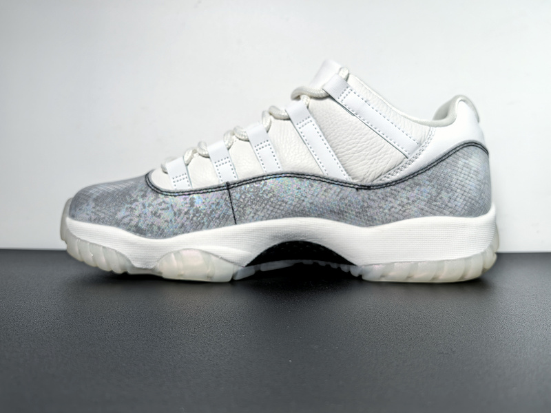 Air Jordan 11 Low 2025 HQ7000-001