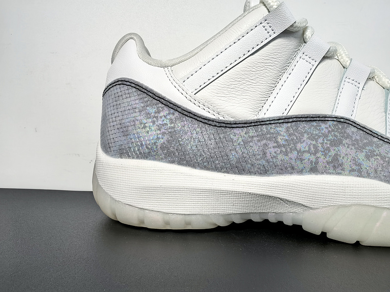 Air Jordan 11 Low 2025 HQ7000-001