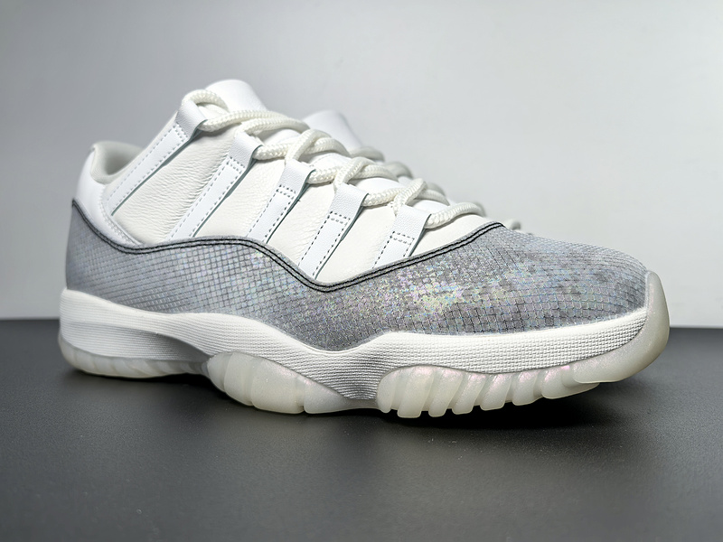 Air Jordan 11 Low 2025 HQ7000-001