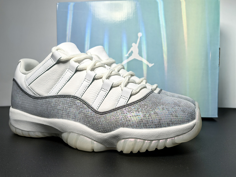 Air Jordan 11 Low 2025 HQ7000-001