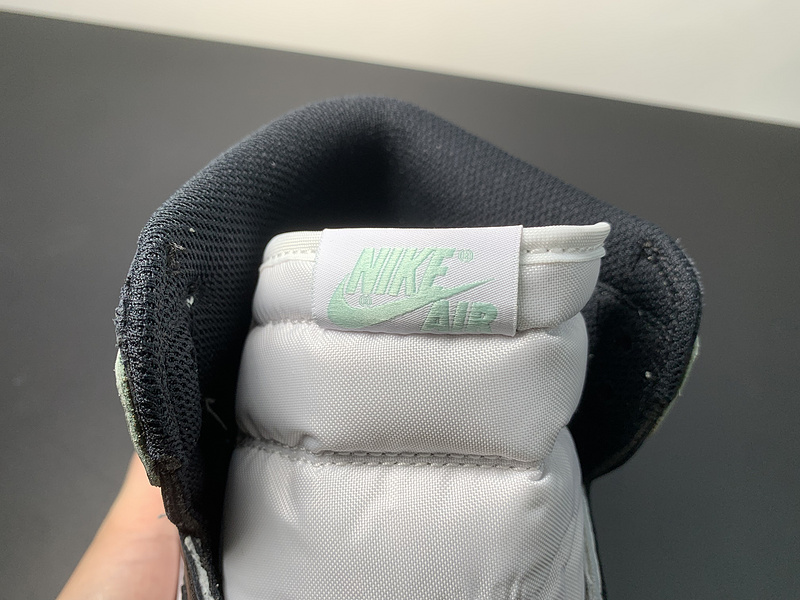Air Jordan 1 Retro High OG NRG  861428