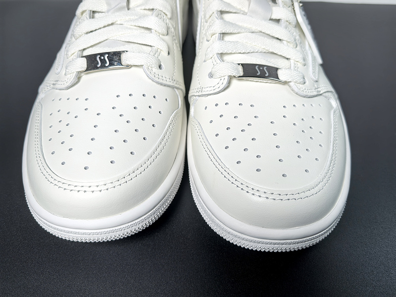 Travis Scott x Air Jordan 1 Low TD1228-111