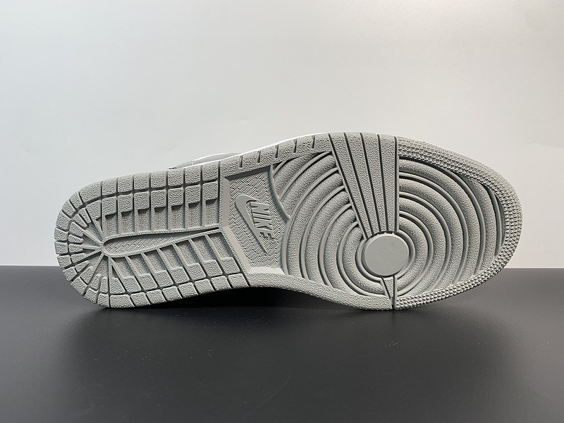 Air Jordan 1 Low “Light Smoke Grey”553558-039