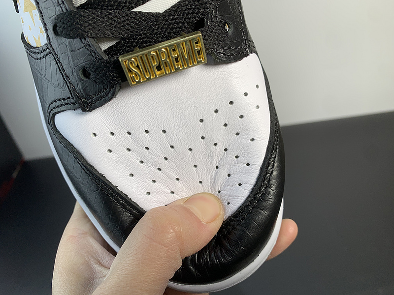 Supreme x Nike SB Dunk Low DH3228-102