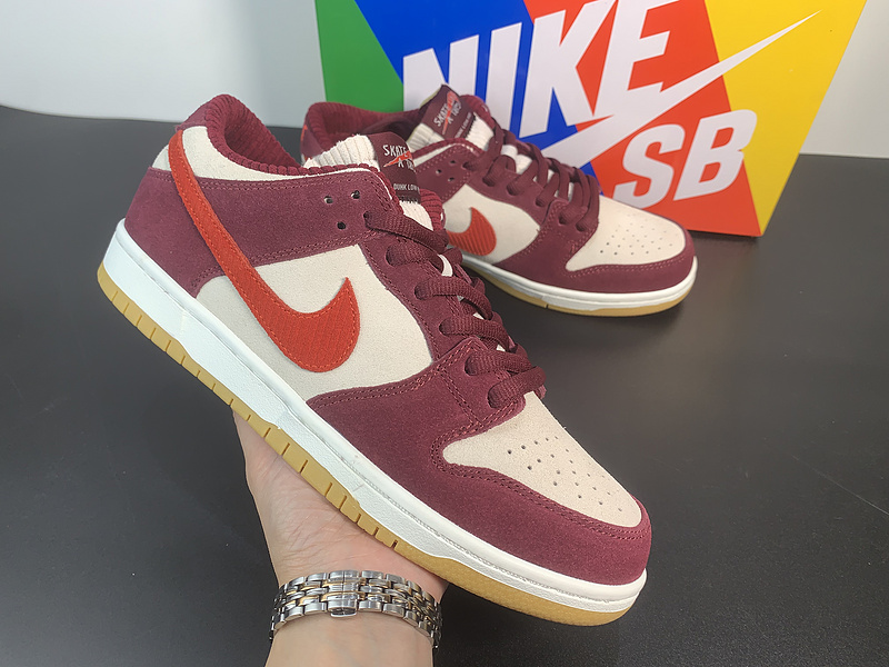 Skate Like a Girl x NK SB Dunk Low DX4589-600
