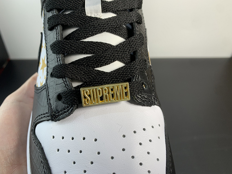 Supreme x Nike SB Dunk Low DH3228-102