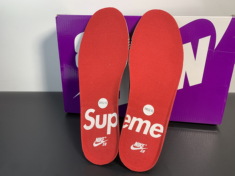 Supreme x Nike SB Dunk Low DH3228-102