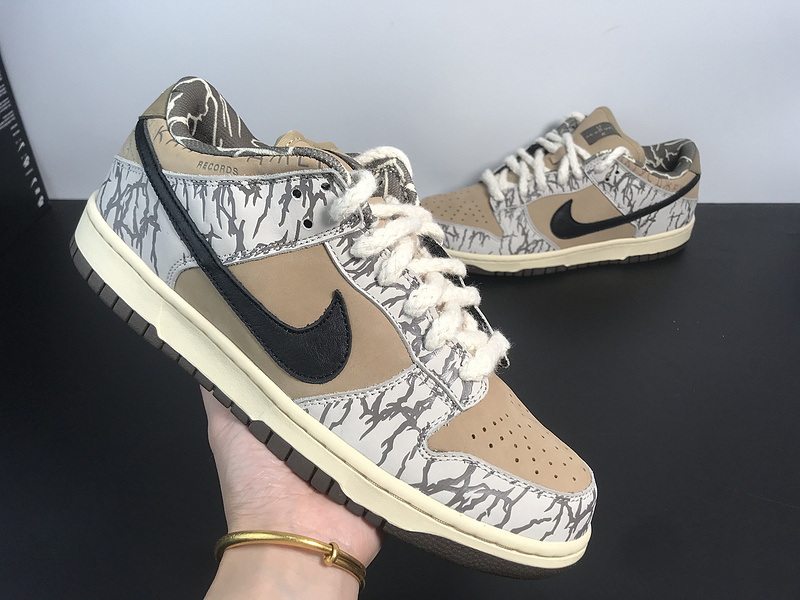 Travis Scott x Dunk SB CT5053-002