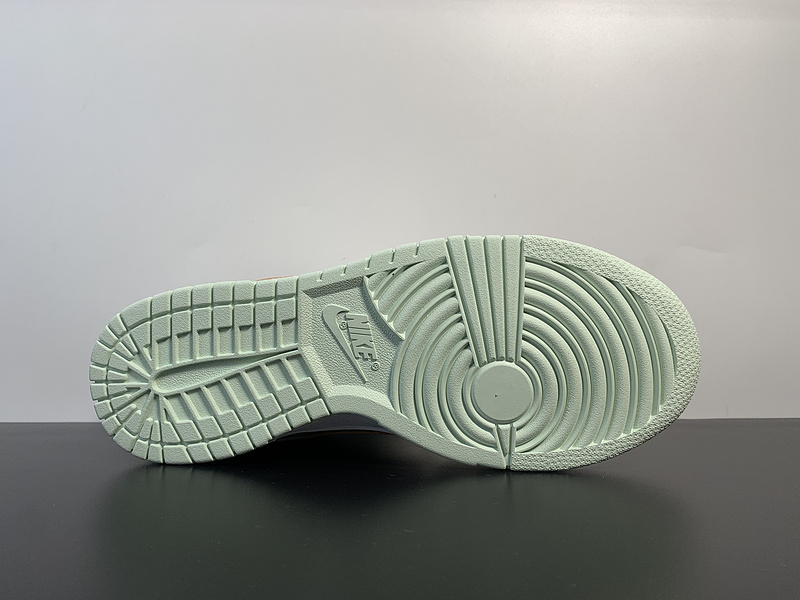 Dunk Low “Barely Green”DD1503-104