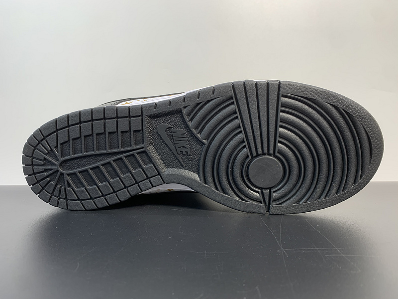 Supreme x Nike SB Dunk Low DH3228-102