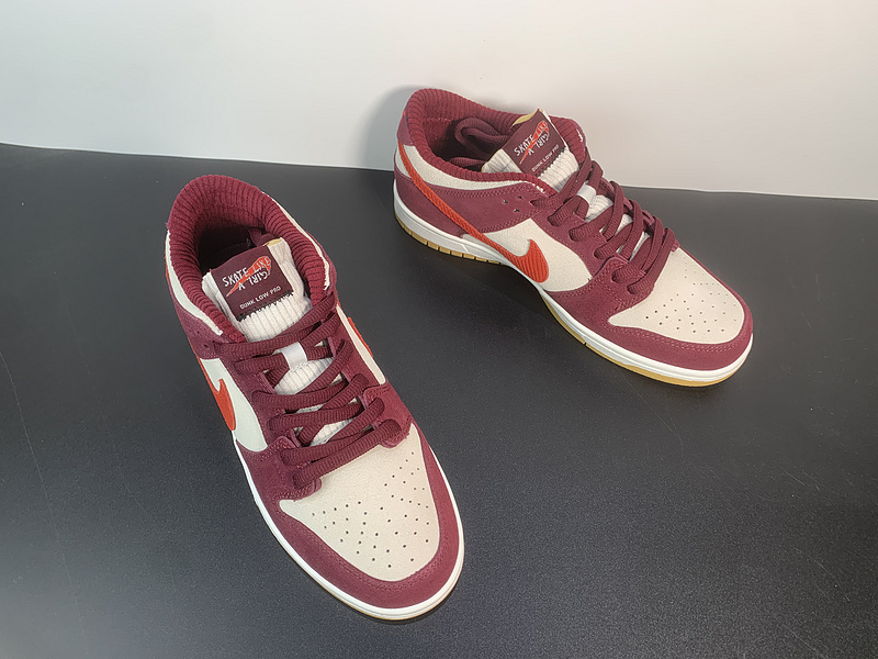 Skate Like a Girl x NK SB Dunk Low DX4589-600