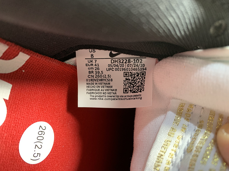 Supreme x Nike SB Dunk Low DH3228-102