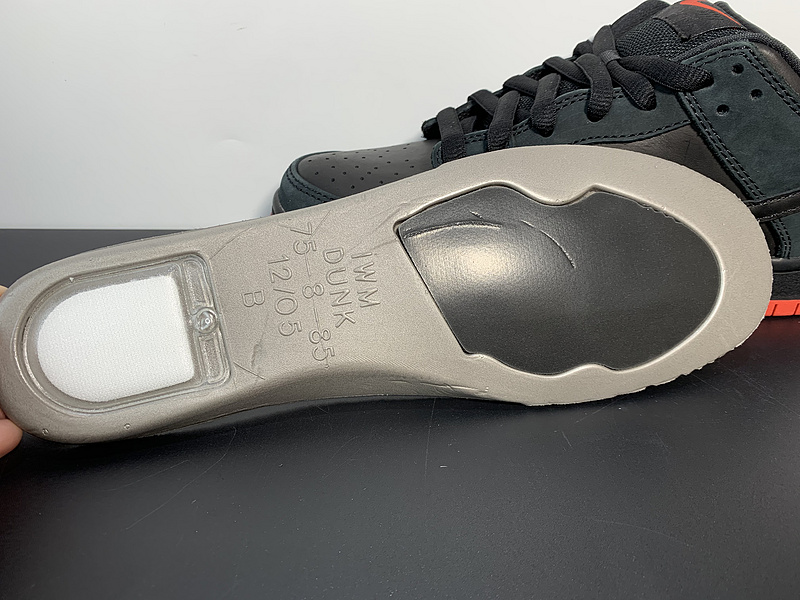 Staple x Nike SB Dunk Low 883232-008