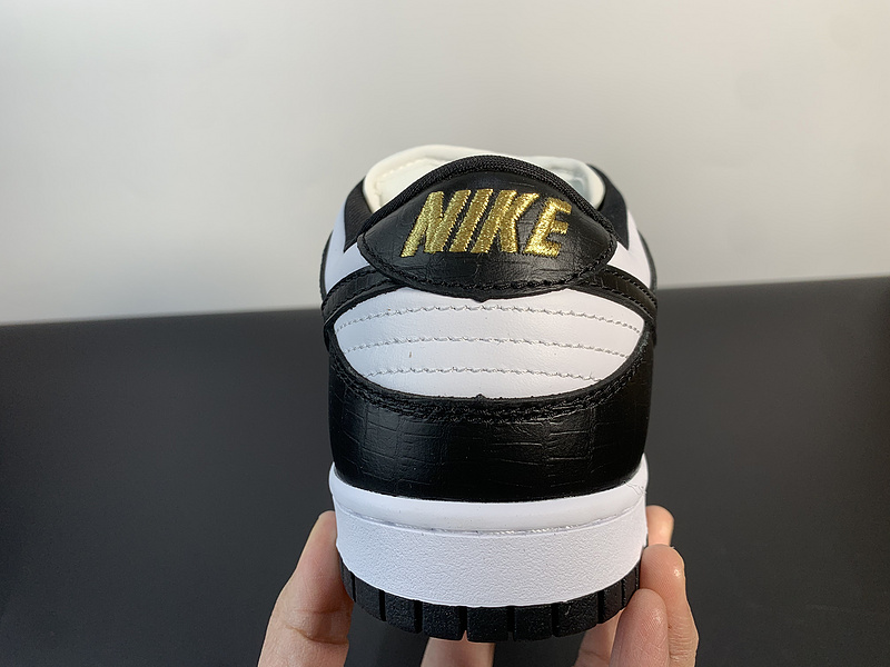Supreme x Nike SB Dunk Low DH3228-102