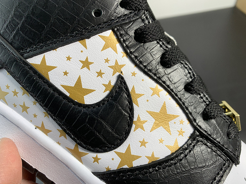 Supreme x Nike SB Dunk Low DH3228-102