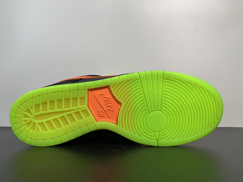 NK SB Dunk Low Night of Mischief BQ6817-006