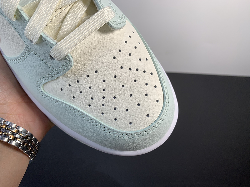 Dunk Low “Barely Green”DD1503-104