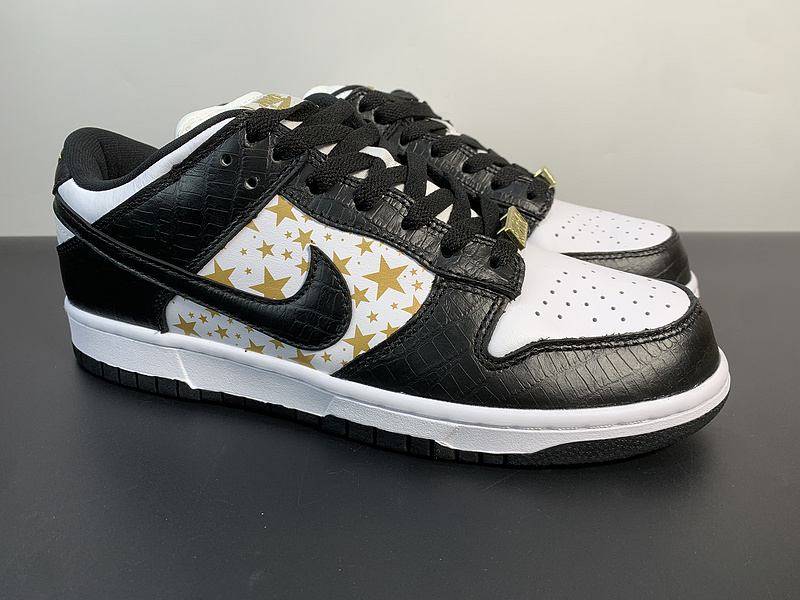 Supreme x Nike SB Dunk Low DH3228-102
