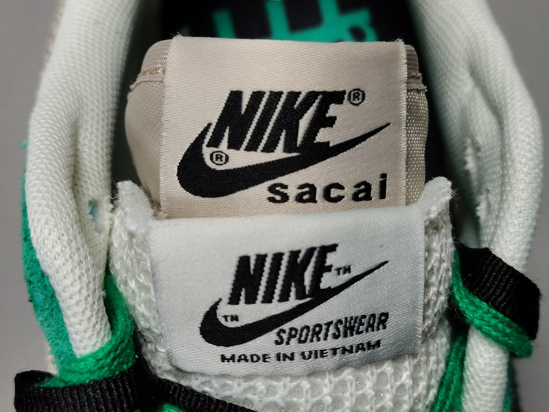 Sacai x NK VaporWaffle DD3035-200