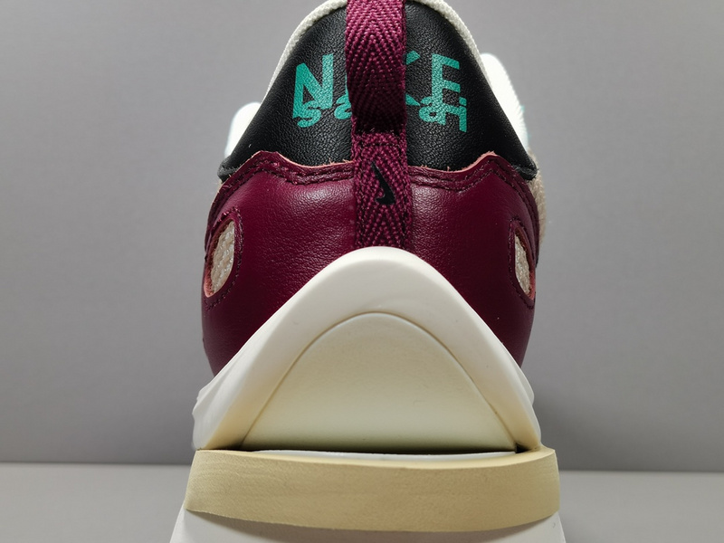Sacai x NK VaporWaffle DD3035-200