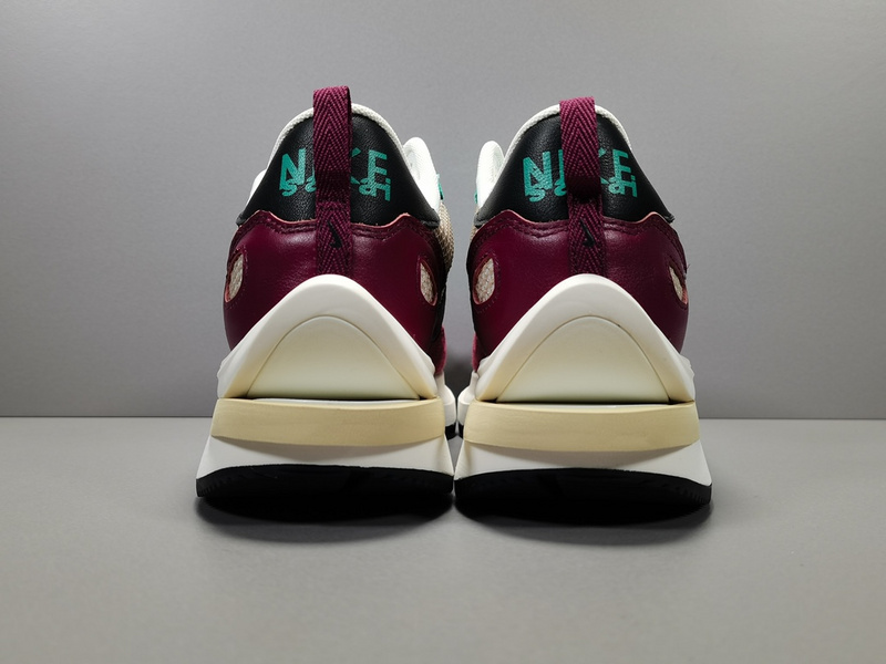 Sacai x NK VaporWaffle DD3035-200